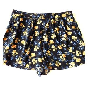 🎀 LN Slinky Floral Navy Blue Shorts!
